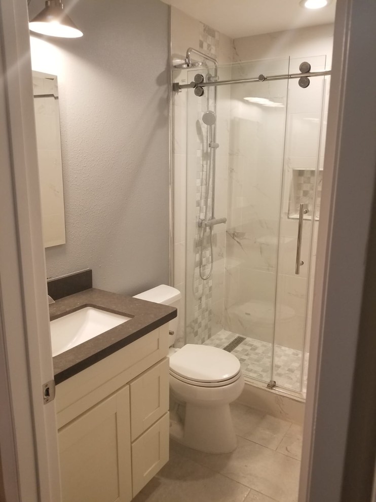 На фото: маленькая ванная комната в стиле неоклассика (современная классика) с фасадами в стиле шейкер, белыми фасадами, душем в нише, унитазом-моноблоком, серой плиткой, белой плиткой, мраморной плиткой, серыми стенами, душевой кабиной, врезной раковиной, серым полом, душем с раздвижными дверями и коричневой столешницей для на участке и в саду