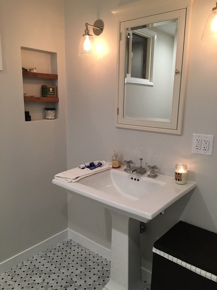 Imagen de cuarto de baño infantil campestre de tamaño medio con baldosas y/o azulejos blancos, paredes grises, suelo con mosaicos de baldosas y lavabo con pedestal