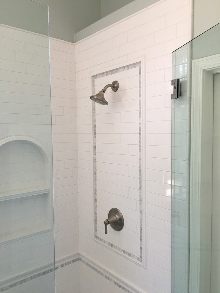 Inspiration för ett mellanstort lantligt en-suite badrum, med skåp i shakerstil, vita skåp, en hörndusch, grå kakel, porslinskakel, blå väggar, klinkergolv i porslin, ett undermonterad handfat och marmorbänkskiva