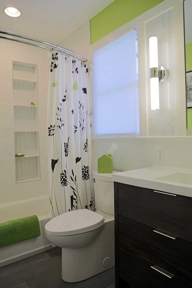 Свежая идея для дизайна: маленькая ванная комната в современном стиле с монолитной раковиной, плоскими фасадами, темными деревянными фасадами, ванной в нише, душем над ванной, раздельным унитазом, белой плиткой, керамической плиткой, зелеными стенами, полом из керамической плитки, душевой кабиной, серым полом и шторкой для ванной для на участке и в саду - отличное фото интерьера