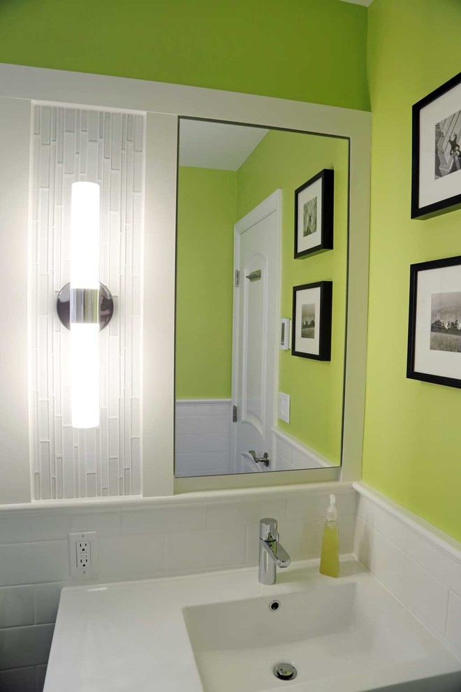 На фото: маленькая ванная комната в современном стиле с плоскими фасадами, темными деревянными фасадами, душем над ванной, белой плиткой, керамической плиткой, зелеными стенами, полом из керамогранита, монолитной раковиной, серым полом, шторкой для ванной, ванной в нише и раздельным унитазом для на участке и в саду