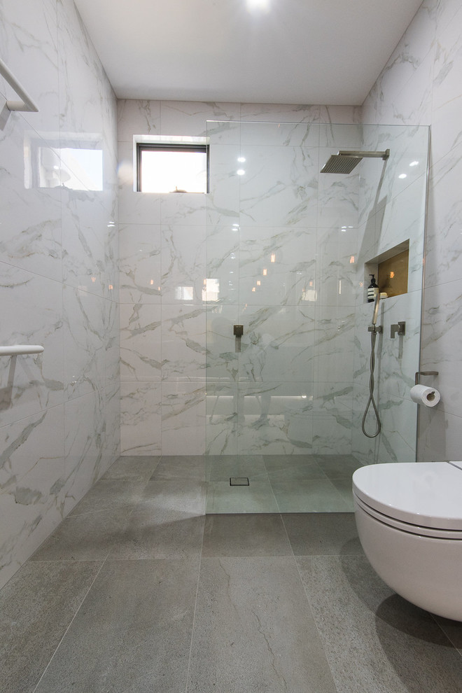 Cette image montre une grande salle de bain design en bois foncé avec une baignoire indépendante, une douche ouverte, des carreaux de porcelaine, un sol en carrelage de porcelaine et un plan de toilette en quartz modifié.