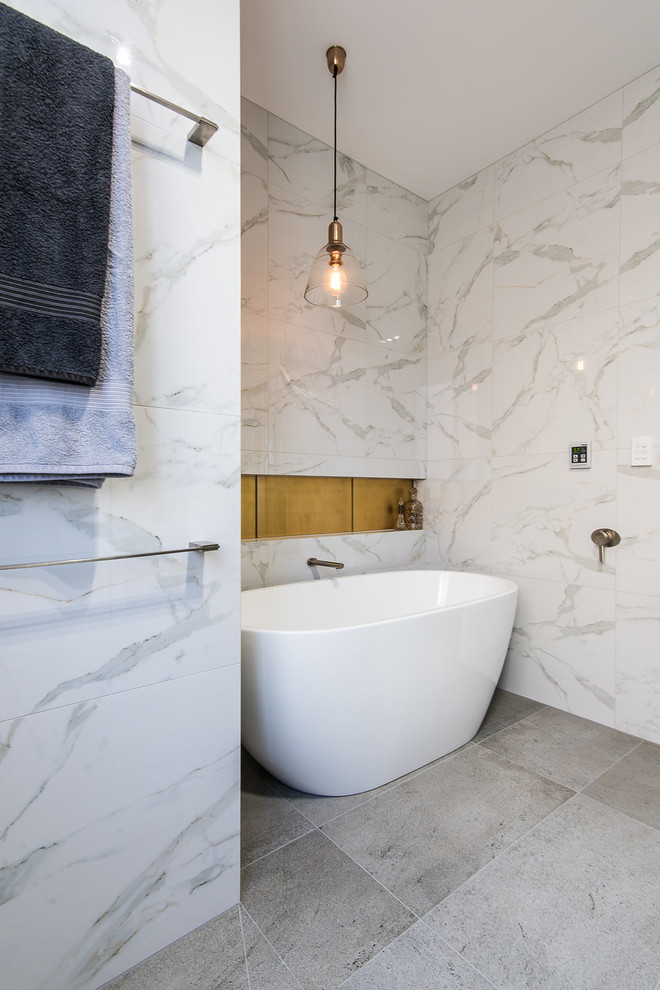 Großes Modernes Badezimmer mit freistehender Badewanne, offener Dusche, Porzellanfliesen und Porzellan-Bodenfliesen in Melbourne