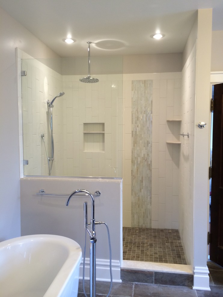 Foto di una grande stanza da bagno padronale country con piastrelle bianche e piastrelle di vetro
