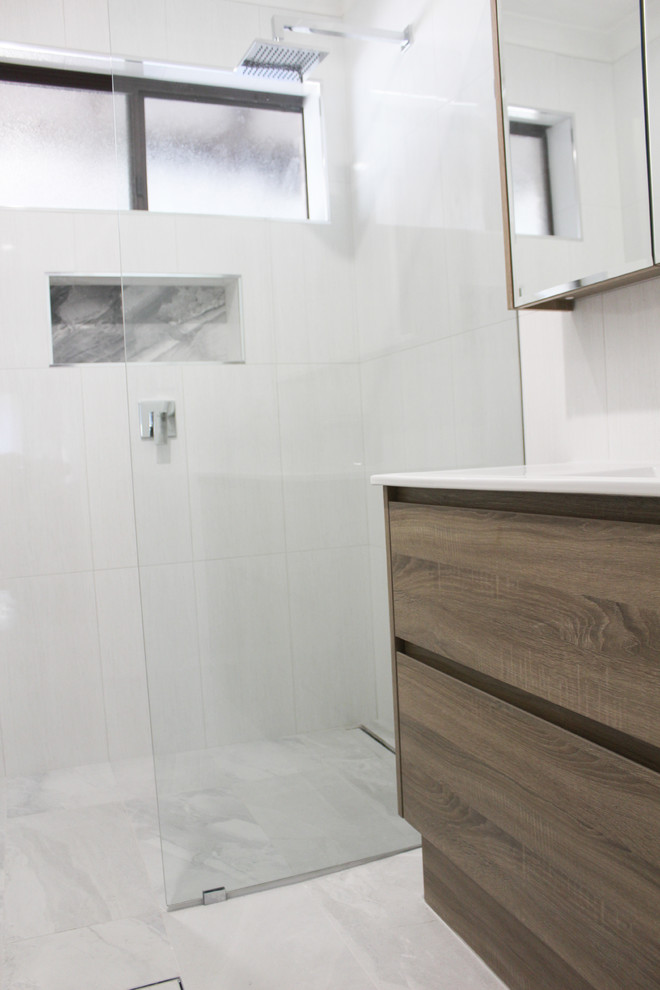 Inspiration för små moderna vitt badrum med dusch, med släta luckor, skåp i mörkt trä, en öppen dusch, grå kakel, keramikplattor, grå väggar, klinkergolv i porslin, ett integrerad handfat, kaklad bänkskiva, vitt golv och med dusch som är öppen