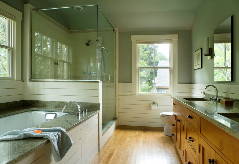На фото: главная ванная комната среднего размера в стиле модернизм с полновстраиваемой ванной, светлым паркетным полом, врезной раковиной, фасадами в стиле шейкер, светлыми деревянными фасадами, двойным душем, зелеными стенами и унитазом-моноблоком