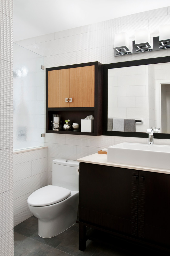 На фото: ванная комната среднего размера: освещение в стиле модернизм с
