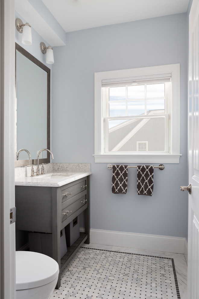 Foto di una piccola stanza da bagno con doccia chic con lavabo sottopiano, consolle stile comò, ante grigie, top in superficie solida, WC monopezzo, piastrelle bianche, piastrelle a mosaico, pareti blu e pavimento in marmo