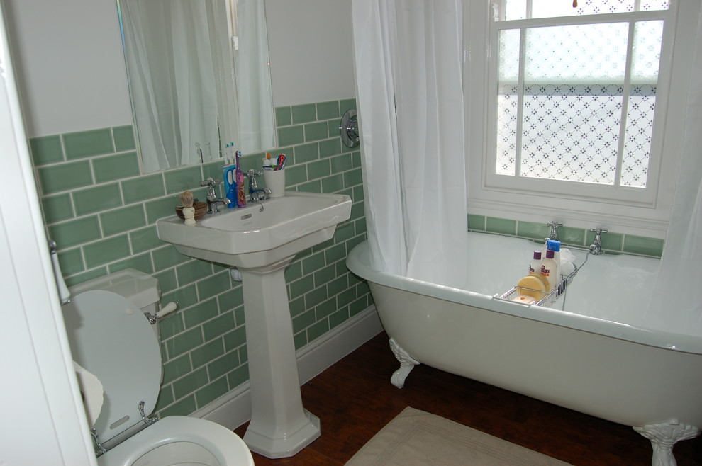 Идея дизайна: маленькая детская ванная комната в классическом стиле с инсталляцией, зеленой плиткой, плиткой из листового камня, зелеными стенами, полом из керамической плитки и раковиной с пьедесталом для на участке и в саду