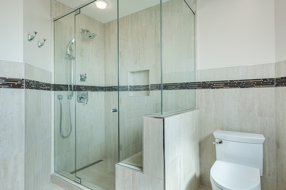 Idéer för att renovera ett stort funkis badrum med dusch, med luckor med upphöjd panel, skåp i mellenmörkt trä, en kantlös dusch, en toalettstol med hel cisternkåpa, vit kakel, porslinskakel, vita väggar, klinkergolv i porslin, ett undermonterad handfat och granitbänkskiva