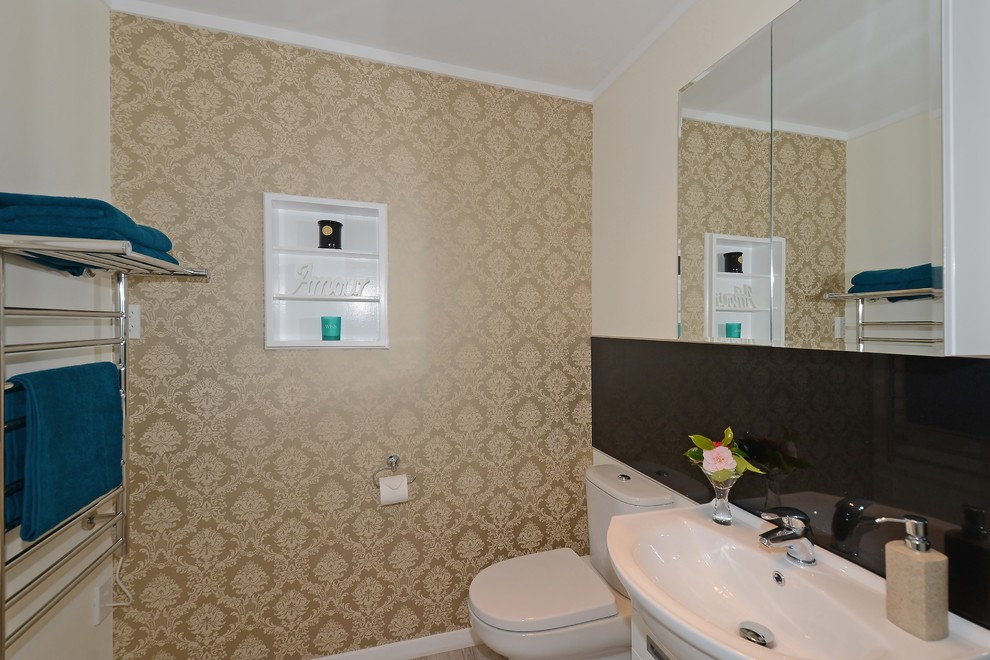 Kleines Modernes Badezimmer mit verzierten Schränken, weißen Schränken, Eckdusche, Wandtoilette mit Spülkasten, schwarzen Fliesen, Vinylboden und Aufsatzwaschbecken in Wellington