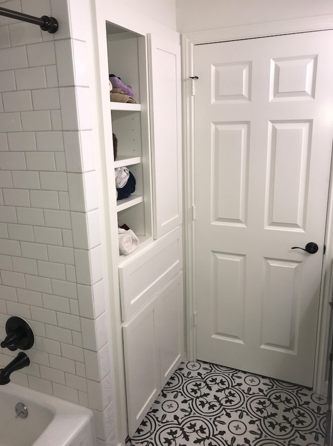 Mittelgroßes Klassisches Duschbad mit Schrankfronten im Shaker-Stil, weißen Schränken, Badewanne in Nische, Duschbadewanne, weißer Wandfarbe, Keramikboden, buntem Boden und Duschvorhang-Duschabtrennung in Houston