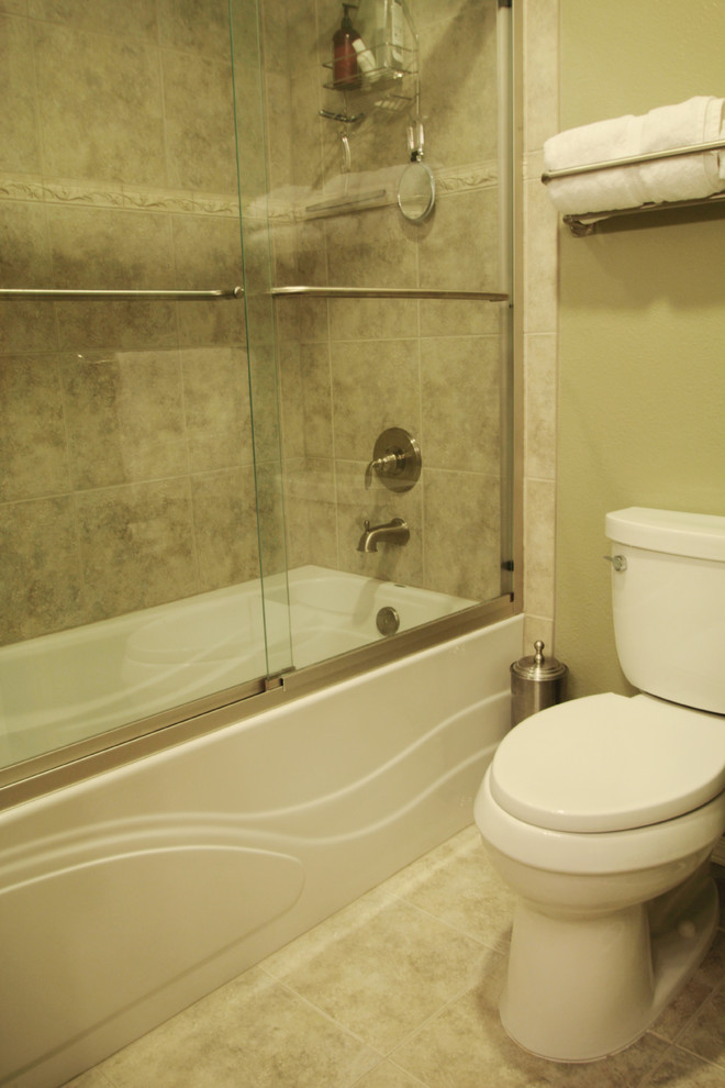 Ejemplo de cuarto de baño contemporáneo pequeño con lavabo sobreencimera, armarios con paneles con relieve, puertas de armario de madera clara y paredes verdes
