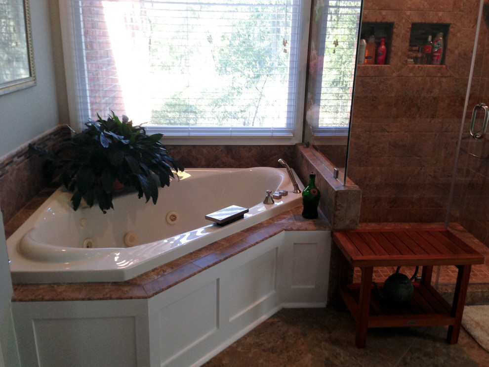 This is an example of a contemporary bathroom in Charleston.