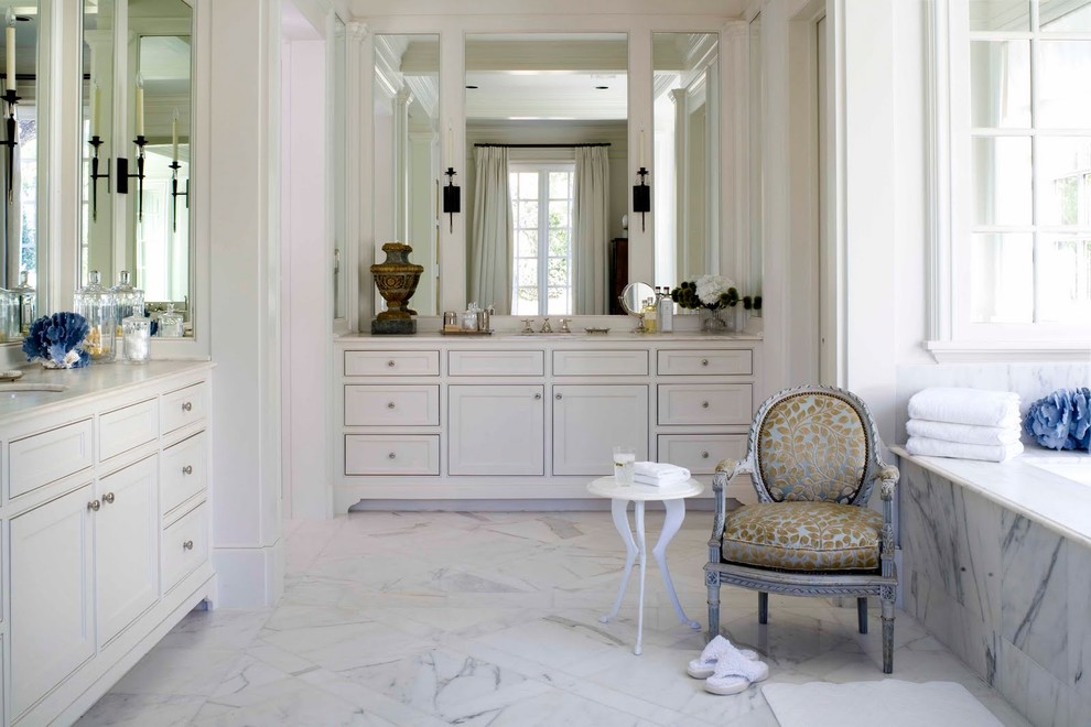 Foto di una grande stanza da bagno padronale vittoriana con lavabo sottopiano, consolle stile comò, ante bianche, top in marmo, piastrelle di vetro, pareti bianche e pavimento in marmo