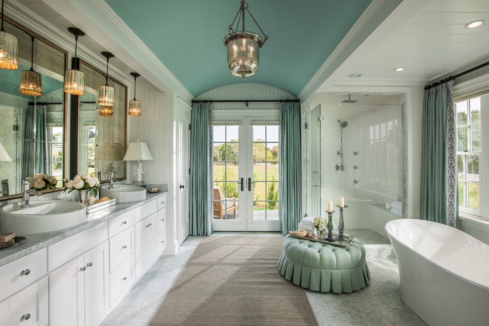 Стильный дизайн: большая главная ванная комната в викторианском стиле с монолитной раковиной, плоскими фасадами, белыми фасадами, столешницей из гранита, отдельно стоящей ванной, угловым душем, унитазом-моноблоком, белой плиткой, керамогранитной плиткой, синими стенами и полом из мозаичной плитки - последний тренд
