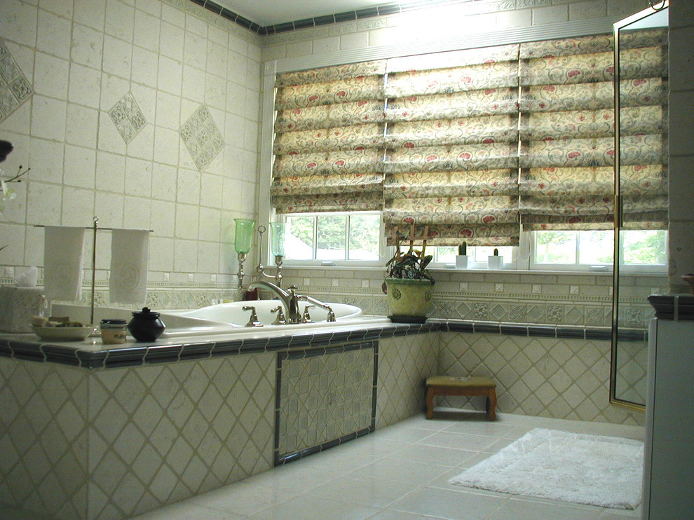 Свежая идея для дизайна: главная ванная комната среднего размера в классическом стиле с угловой ванной, угловым душем, разноцветной плиткой, белыми стенами и полом из керамической плитки - отличное фото интерьера