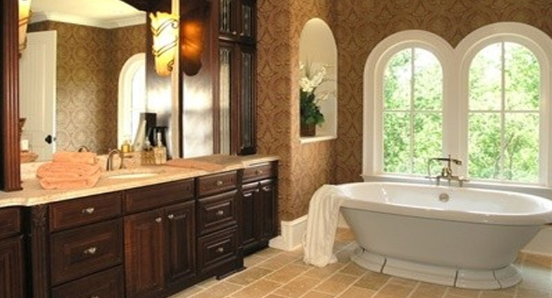 На фото: большая главная ванная комната в классическом стиле с открытыми фасадами, темными деревянными фасадами, отдельно стоящей ванной, бежевыми стенами и полом из керамогранита