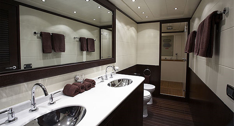 Exempel på ett mellanstort modernt en-suite badrum, med släta luckor, skåp i mörkt trä, en bidé, vita väggar, mörkt trägolv, ett undermonterad handfat och bänkskiva i akrylsten