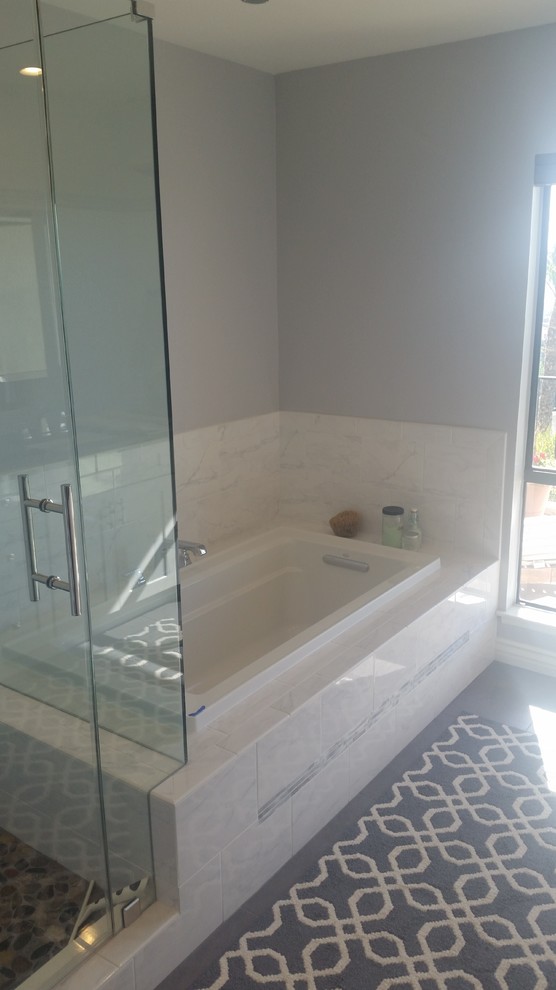 Idee per una stanza da bagno minimalista con vasca da incasso, doccia ad angolo e pareti grigie