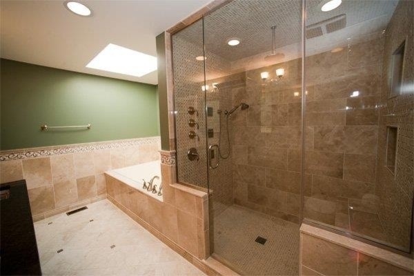 Idéer för ett stort klassiskt en-suite badrum, med luckor med upphöjd panel, skåp i mörkt trä, ett platsbyggt badkar, en dusch i en alkov, en toalettstol med separat cisternkåpa, stenkakel, gröna väggar, klinkergolv i keramik, ett undermonterad handfat och granitbänkskiva