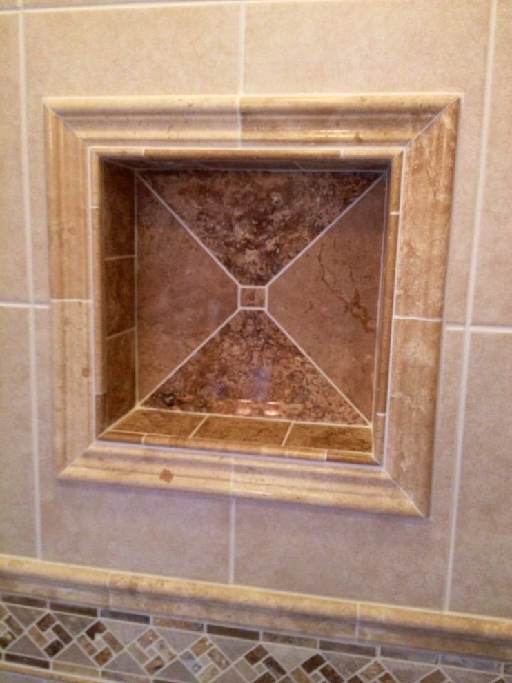 Esempio di una stanza da bagno chic con top in granito e piastrelle in pietra