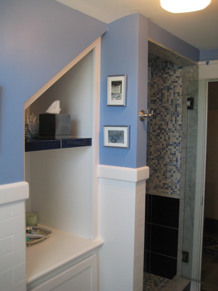 Bild på ett vintage badrum, med ett piedestal handfat, vita skåp, en dusch i en alkov, en toalettstol med separat cisternkåpa, blå kakel och glaskakel