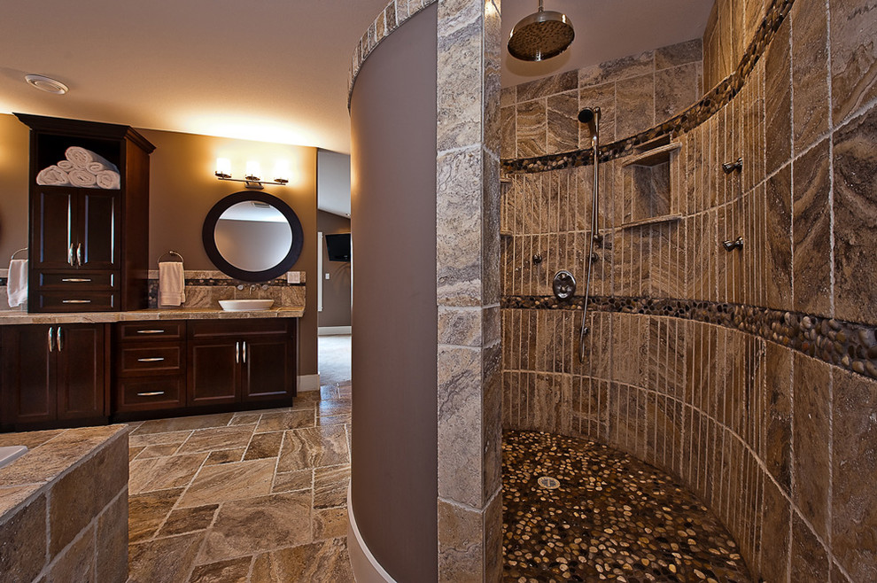 Cette photo montre une salle de bain principale moderne en bois foncé de taille moyenne avec un placard à porte affleurante, une douche ouverte, WC à poser, un mur beige, une grande vasque, un carrelage marron, du carrelage en travertin, un sol en travertin et un plan de toilette en carrelage.