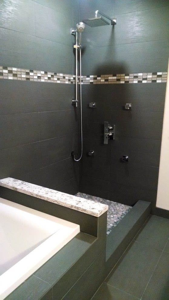 他の地域にあるコンテンポラリースタイルのおしゃれなマスターバスルーム (アンダーマウント型浴槽、コーナー設置型シャワー、グレーのタイル、セメントタイル、白い壁、スレートの床) の写真