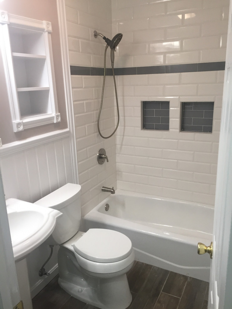 Idée de décoration pour une petite salle d'eau style shabby chic avec un combiné douche/baignoire, WC séparés, des carreaux de porcelaine, un mur beige, un sol en carrelage de porcelaine, un lavabo de ferme, un sol gris et meuble simple vasque.