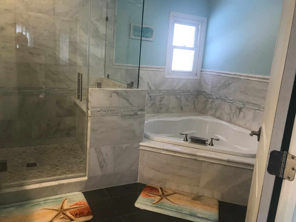 Inspiration för ett mellanstort funkis en-suite badrum, med vita skåp, ett hörnbadkar, en hörndusch, vit kakel, porslinskakel, blå väggar, klinkergolv i porslin, bänkskiva i kvartsit och dusch med gångjärnsdörr