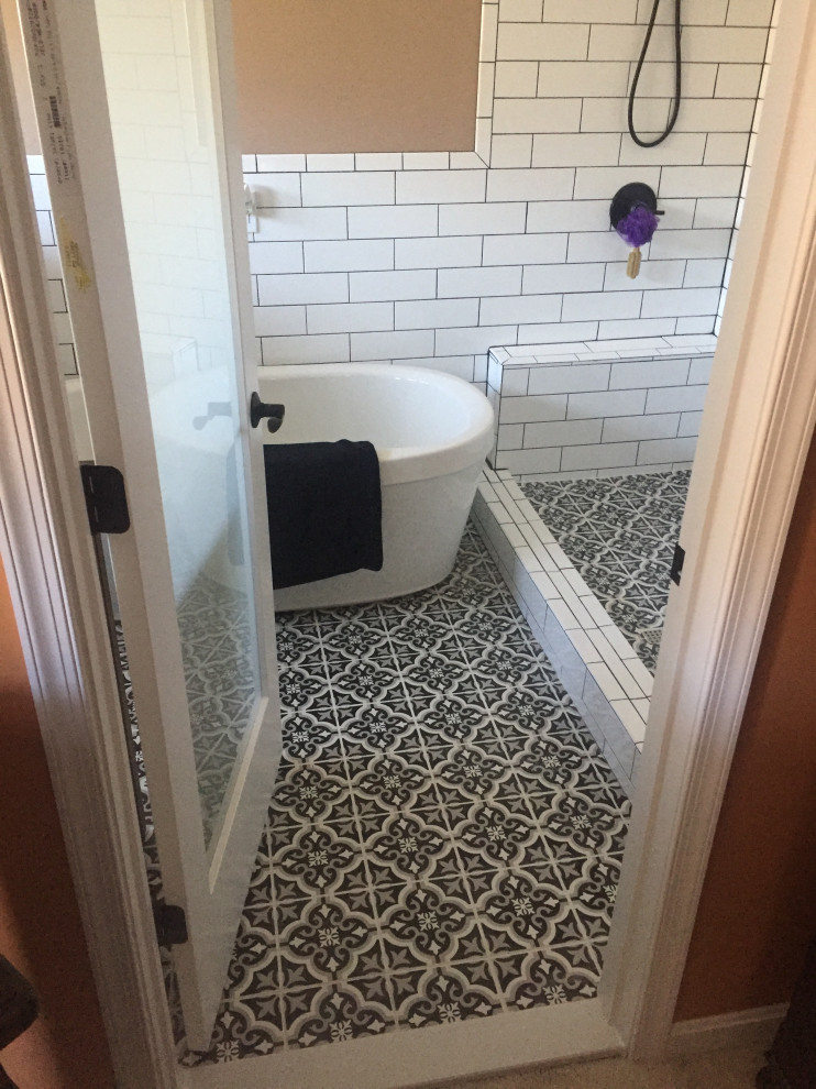 Esempio di una piccola stanza da bagno padronale moderna con doccia alcova, piastrelle in gres porcellanato, pareti beige e pavimento in gres porcellanato