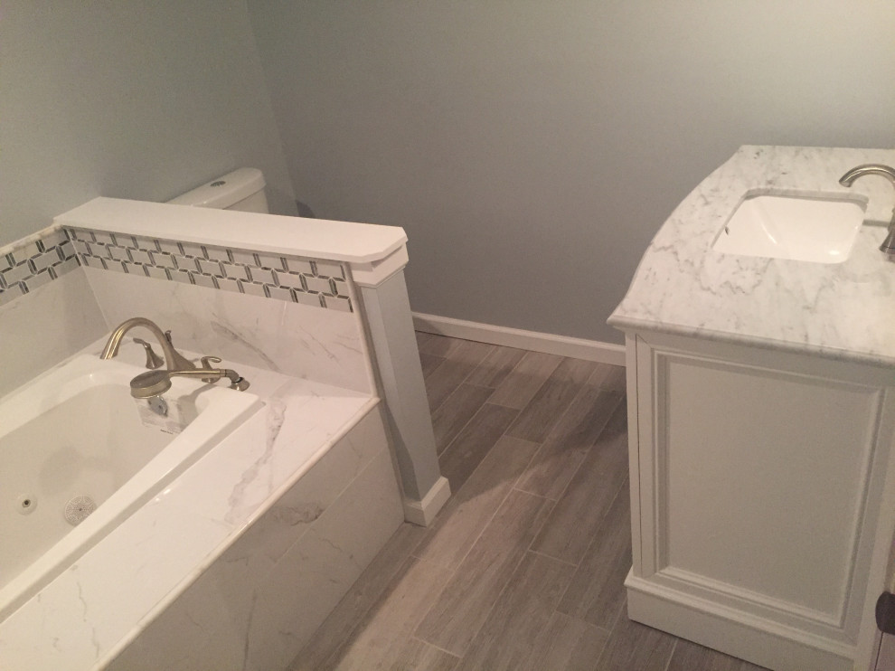 Exempel på ett litet modernt vit vitt badrum med dusch, med luckor med infälld panel, vita skåp, ett platsbyggt badkar, porslinskakel, grå väggar, klinkergolv i porslin, ett undermonterad handfat, bänkskiva i kvartsit, grått golv och en toalettstol med separat cisternkåpa