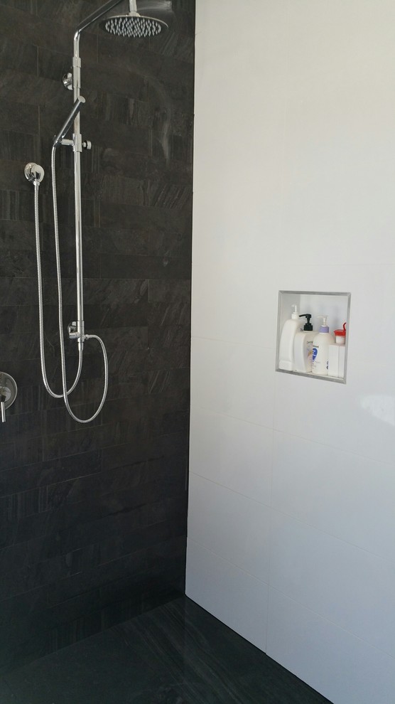 Inspiration för mellanstora klassiska badrum, med en toalettstol med separat cisternkåpa och svarta väggar
