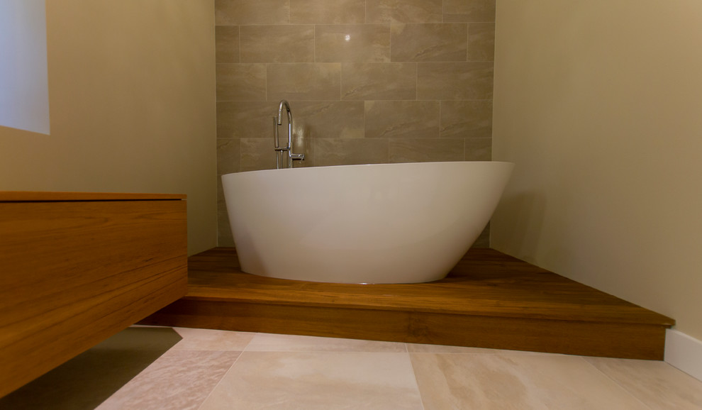 Esempio di una stanza da bagno padronale design di medie dimensioni con ante lisce, ante in legno scuro, doccia a filo pavimento, pareti beige, pavimento con piastrelle in ceramica, lavabo a bacinella e top in legno
