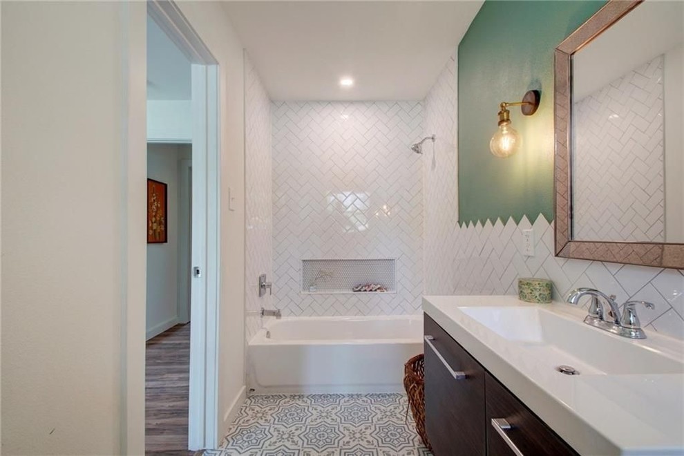 Пример оригинального дизайна: главная ванная комната среднего размера в стиле ретро с плоскими фасадами, коричневыми фасадами, накладной ванной, открытым душем, раздельным унитазом, белой плиткой, керамической плиткой, зелеными стенами, полом из керамогранита, подвесной раковиной, столешницей из искусственного камня, синим полом и белой столешницей