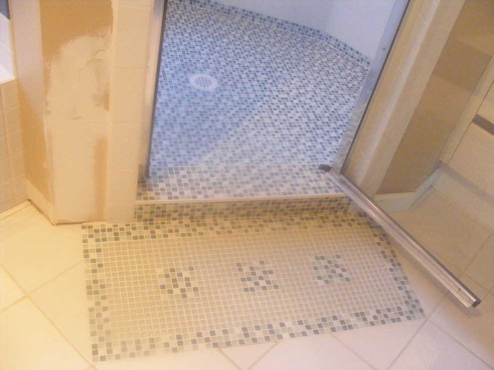 Foto de cuarto de baño contemporáneo con baldosas y/o azulejos azules