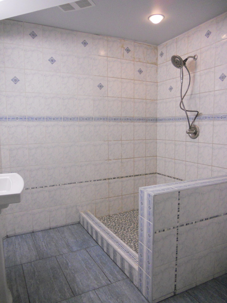 Klassisches Badezimmer mit Sockelwaschbecken, offener Dusche, Toilette mit Aufsatzspülkasten, blauen Fliesen und Keramikfliesen in Vancouver