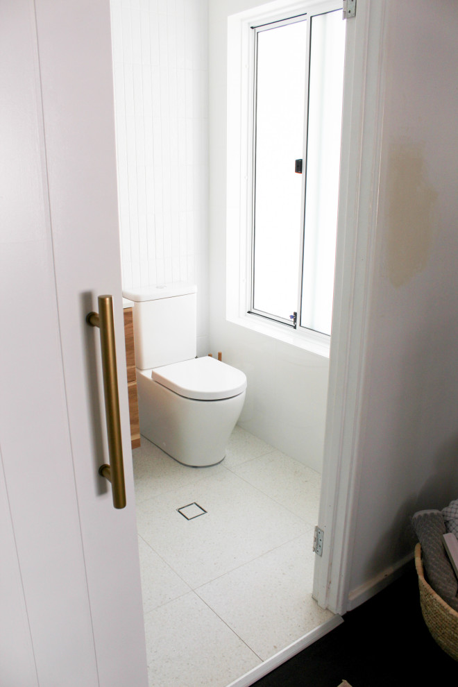 Cette photo montre une petite salle de bain principale moderne en bois foncé avec un placard à porte plane, une douche ouverte, WC à poser, un carrelage blanc, du carrelage en ardoise, un mur blanc, un sol en carrelage de porcelaine, une vasque, un plan de toilette en quartz modifié, un sol gris, aucune cabine, un plan de toilette blanc, meuble simple vasque et meuble-lavabo suspendu.