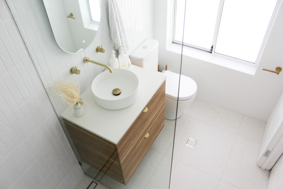 Idéer för små funkis vitt en-suite badrum, med släta luckor, skåp i mörkt trä, en öppen dusch, en toalettstol med hel cisternkåpa, vit kakel, skifferkakel, vita väggar, klinkergolv i porslin, ett fristående handfat, bänkskiva i kvarts, grått golv och med dusch som är öppen