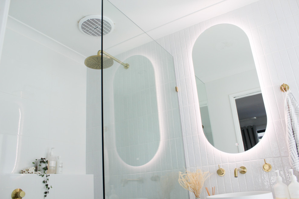 Источник вдохновения для домашнего уюта: маленькая главная ванная комната в стиле модернизм с плоскими фасадами, темными деревянными фасадами, открытым душем, унитазом-моноблоком, белой плиткой, плиткой из сланца, белыми стенами, полом из керамогранита, настольной раковиной, столешницей из искусственного кварца, серым полом, открытым душем, белой столешницей, тумбой под одну раковину и подвесной тумбой для на участке и в саду