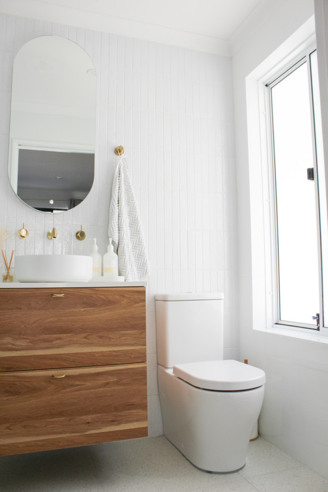 Inspiration pour une petite salle de bain principale minimaliste en bois foncé avec un placard à porte plane, une douche ouverte, WC à poser, un carrelage blanc, du carrelage en ardoise, un mur blanc, un sol en carrelage de porcelaine, une vasque, un plan de toilette en quartz modifié, un sol gris, aucune cabine, un plan de toilette blanc, meuble simple vasque et meuble-lavabo suspendu.
