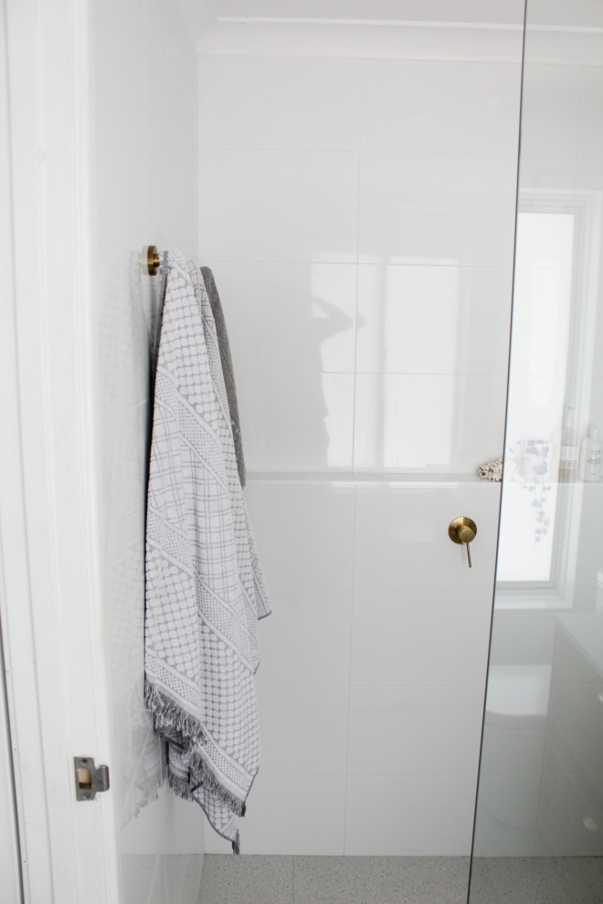 Inredning av ett modernt litet vit vitt en-suite badrum, med släta luckor, skåp i mörkt trä, en öppen dusch, en toalettstol med hel cisternkåpa, vit kakel, skifferkakel, vita väggar, klinkergolv i porslin, ett fristående handfat, bänkskiva i kvarts, grått golv och med dusch som är öppen