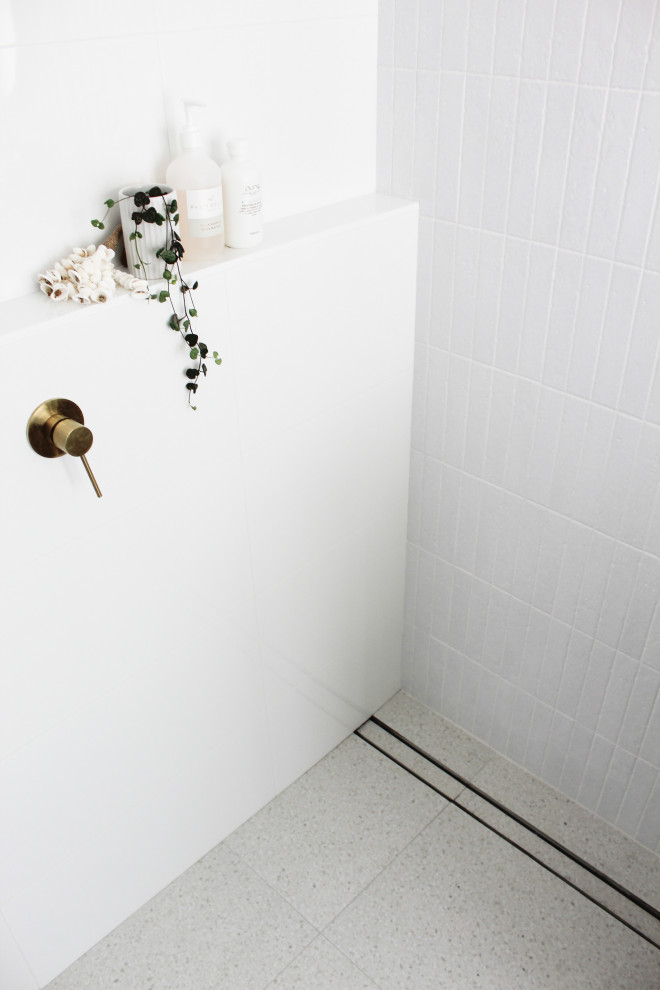 Cette photo montre une petite salle de bain principale moderne en bois foncé avec un placard à porte plane, une douche ouverte, WC à poser, un carrelage blanc, du carrelage en ardoise, un mur blanc, un sol en carrelage de porcelaine, une vasque, un plan de toilette en quartz modifié, un sol gris, aucune cabine, un plan de toilette blanc, meuble simple vasque et meuble-lavabo suspendu.