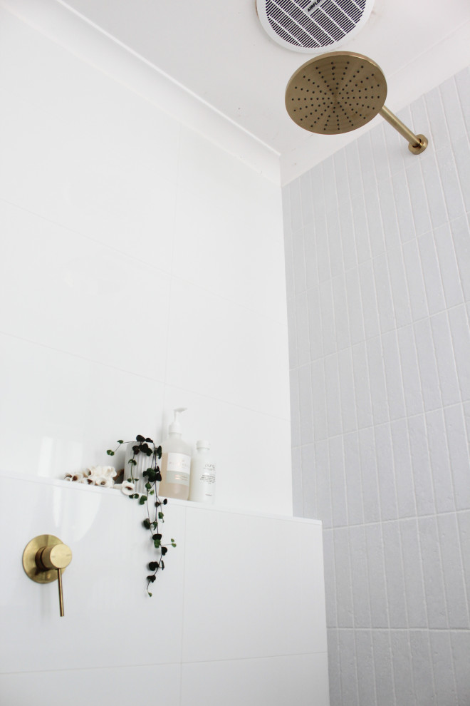Cette image montre une petite salle de bain principale minimaliste en bois foncé avec un placard à porte plane, une douche ouverte, WC à poser, un carrelage blanc, du carrelage en ardoise, un mur blanc, un sol en carrelage de porcelaine, une vasque, un plan de toilette en quartz modifié, un sol gris, aucune cabine, un plan de toilette blanc, meuble simple vasque et meuble-lavabo suspendu.