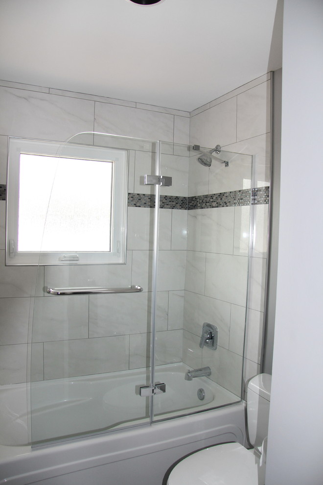 Inspiration för ett mellanstort vintage badrum, med släta luckor, svarta skåp, ett badkar i en alkov, en dusch/badkar-kombination, grå kakel, vit kakel, stenkakel, grå väggar, ett undermonterad handfat och granitbänkskiva