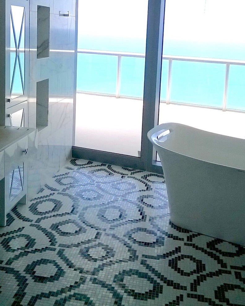 Foto di una stanza da bagno padronale classica di medie dimensioni con ante lisce, ante bianche, vasca freestanding, piastrelle nere, pistrelle in bianco e nero, piastrelle grigie, piastrelle bianche e top in superficie solida