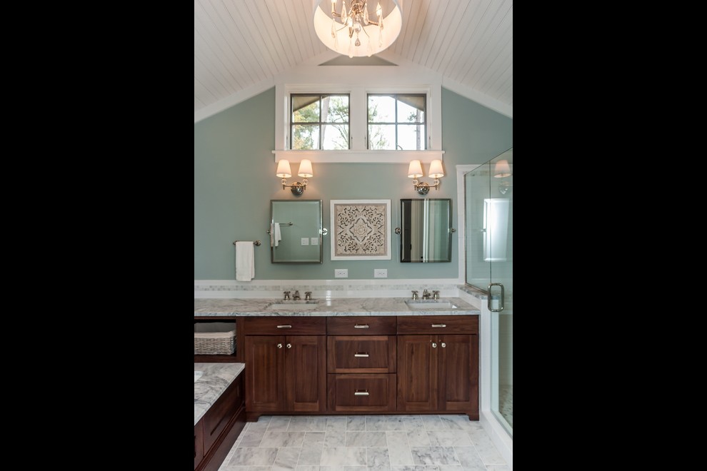 Idées déco pour une salle de bain principale classique en bois foncé avec un placard à porte shaker, une baignoire posée, une douche d'angle, un carrelage blanc, des carreaux de porcelaine, un mur bleu, un sol en marbre, un lavabo encastré, un plan de toilette en marbre, un sol gris et une cabine de douche à porte battante.