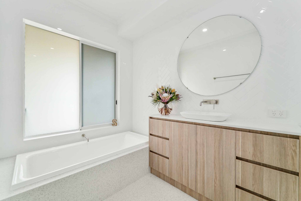 Esempio di una piccola stanza da bagno con doccia scandinava con ante in legno chiaro, vasca da incasso, piastrelle bianche, piastrelle diamantate, lavabo a bacinella, top in quarzo composito e top bianco