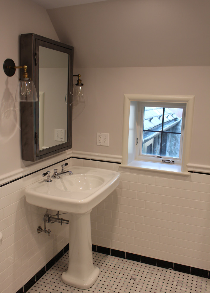 Aménagement d'une salle d'eau classique de taille moyenne avec un carrelage blanc, un carrelage métro, un mur gris, un sol en carrelage de porcelaine et un lavabo de ferme.